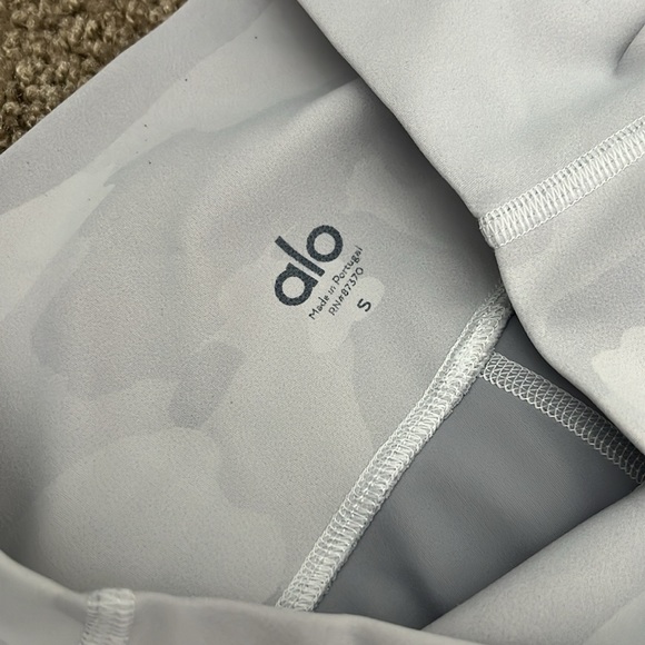 Alo Yoga Grey Camo High Waist Pattern Legging, worn a few times - Picture 6 of 6